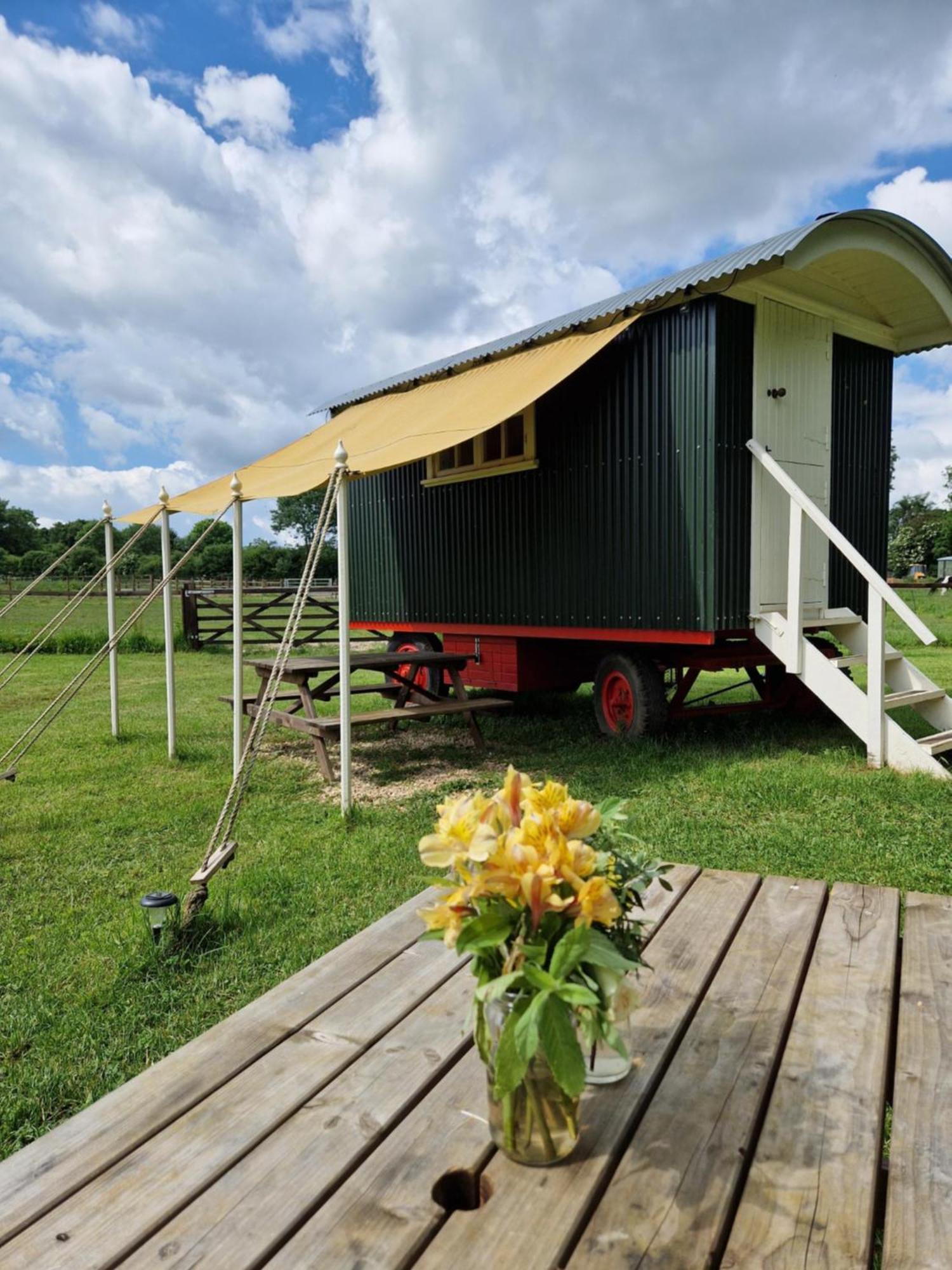 The Delkin Shepherds Huts Касъл Комб Екстериор снимка